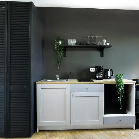 Apartment Colorful Chic: Cozy Studio In The Bustling City Center *