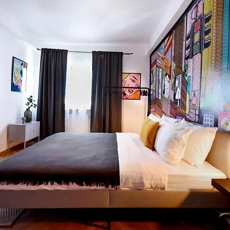 Colorful Chic: Cozy Studio In The Bustling City Center Apartment *
