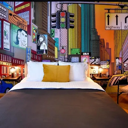 Colorful Chic: Cozy Studio In The Bustling City Center Apartment *