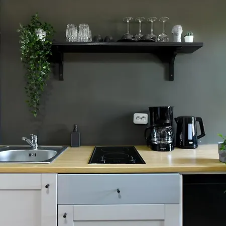 Colorful Chic: Cozy Studio In The Bustling City Center Apartment *