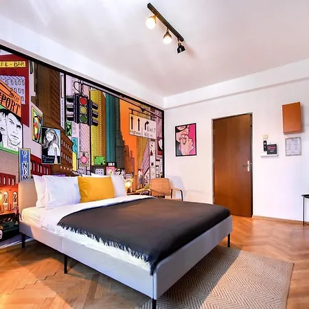 Colorful Chic: Cozy Studio In The Bustling City Center Apartment *