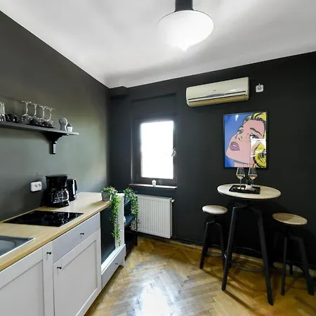 Colorful Chic: Cozy In The Bustling Center Апартаменти Бухарест