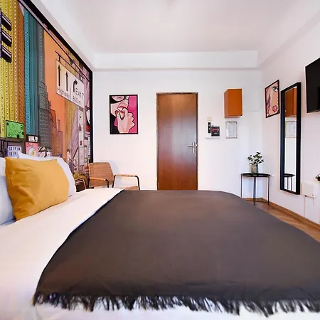 Colorful Chic: Cozy In The Bustling Center *