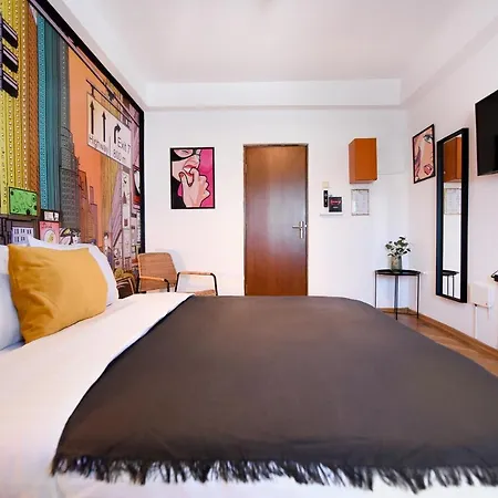 Colorful Chic: Cozy Studio In The Bustling City Center *