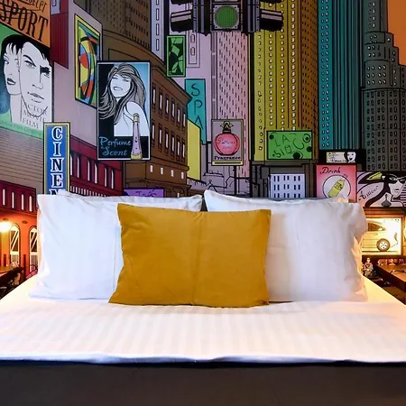 Colorful Chic: Cozy In The Bustling Center *