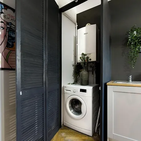 Colorful Chic: Cozy Studio In The Bustling City Center